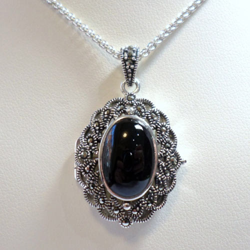 Star-Black-Sapphire-Locket